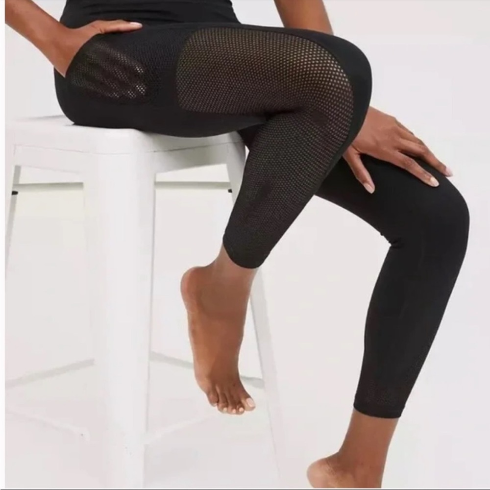 AERIE - Women’s black Move High Waisted Pocket 7/8 Legging